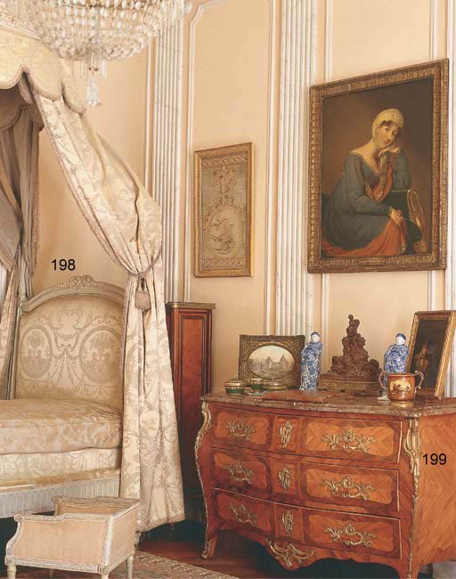 COMMODE EN TOMBEAU D'EPOQUE LOUIS XV