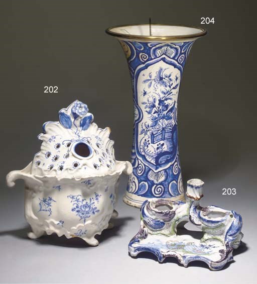 BOUQUETIERE D'APPLIQUE ET SON COUVERCLE EN FAIENCE FRANCAISE DU XVIIIEME SIECLE