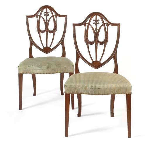 A PAIR OF FEDERAL CARVED MAHOGANY SHIELD-BACK SIDE CHAIRS
