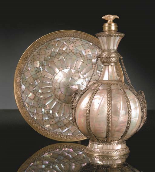 BOUTEILLE ET PLAT EN NACRE DU XVIIEME SIECLE