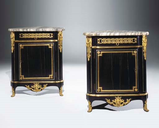 PAIRE D'ENCOIGNURES D'EPOQUE LOUIS XVI