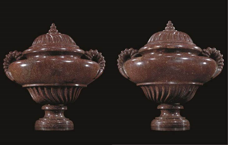 RARE ET IMPORTANTE PAIRE D'URNES COUVERTES EN PORPHYRE D'EPOQUE LOUIS XIV