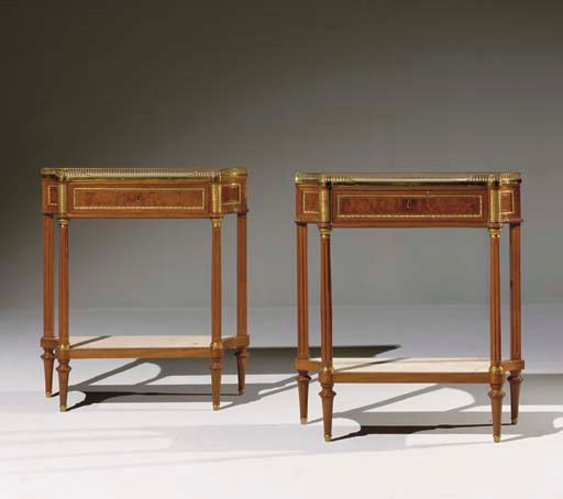 PAIRE DE CONSOLES D'EPOQUE LOUIS XVI