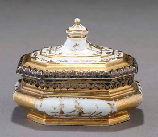 A BÖTTGER SILVER-GILT-MOUNTED ELONGATED OCTAGONAL GOLDCHINESEN SUGAR-BOX AND COVER