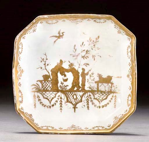 A MEISSEN GOLDCHINESEN OCTAGONAL DISH OR TEAPOT-STAND