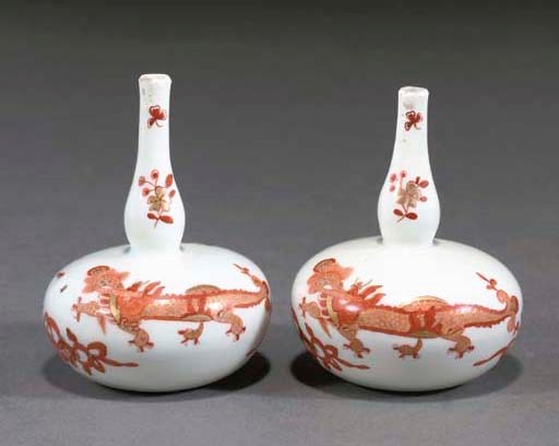 TWO MEISSEN KAKIEMON MINIATURE VASES FROM THE RÖTER DRACHENSERVICE