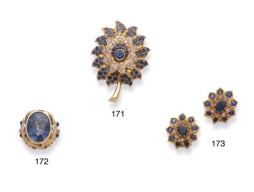PAIRE DE CLIPS D'OREILLES MODELE "CHOUQUETTES" SAPHIRS ET DIAMANTS, PAR RENE BOIVIN