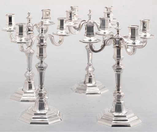 ENSEMBLE DE QUATRE CANDELABRES EN METAL ARGENTE