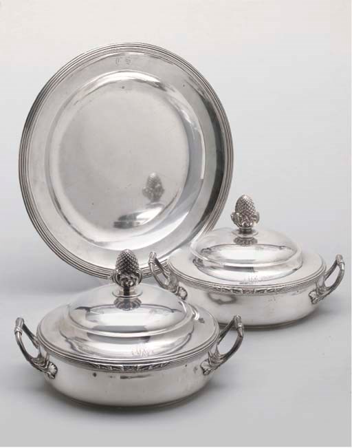 PAIRE DE LEGUMIERS ET COUVERCLES EN ARGENT