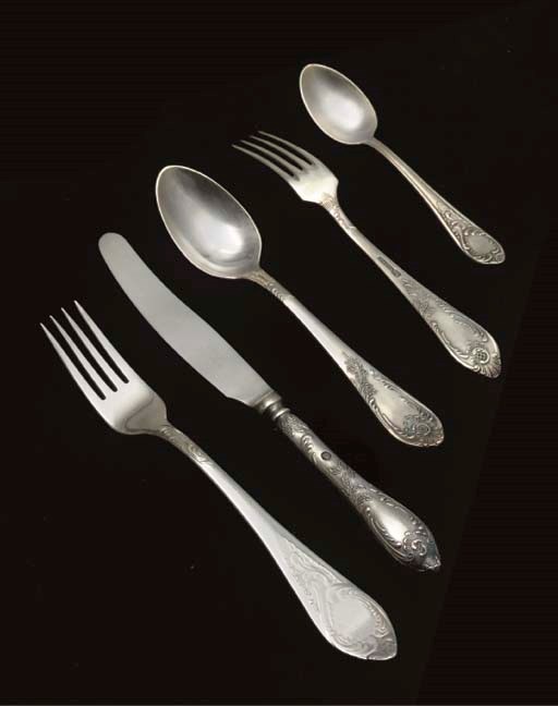 SERVICE DE TABLE EN ARGENT