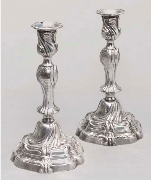 PAIRE DE FLAMBEAUX EN METAL PLAQUE