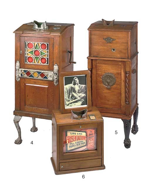 A coin-operated consule stereo-viewer