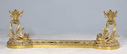 PAIRE DE CHENETS ET UNE BARRE DE FOYER DE STYLE LOUIS XV