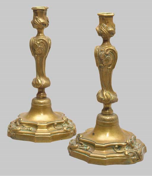 PAIRE DE FLAMBEAUX DE STYLE LOUIS XV