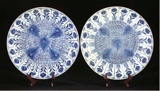 A pair of Chinese blue and white chargers, Kangxi