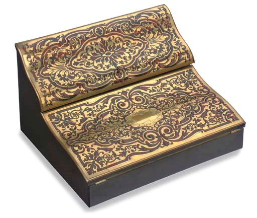 A BRASS AND TORTOISESHELL INLAID 'BOULLE' STYLE WRITING SLOPE