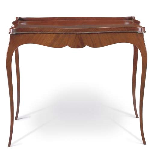 A GEORGE III MAHOGANY SERPENTINE CENTRE TABLE