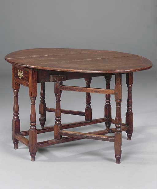 AN ENGLISH OAK GATELEG TABLE