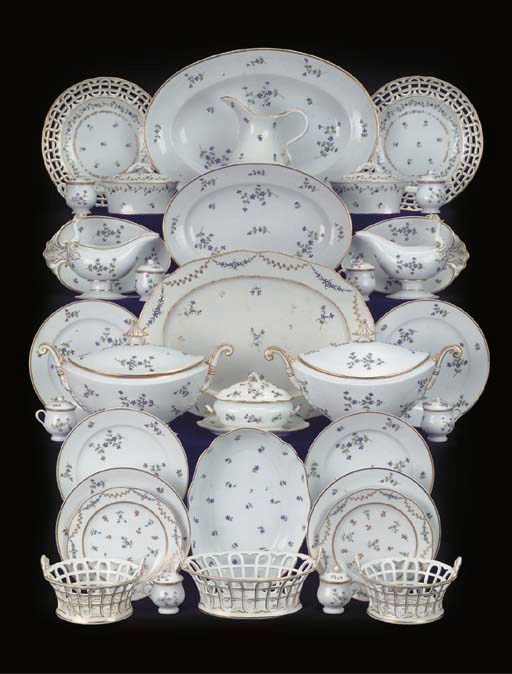 (109) A Loosdrecht-Amstel porcelain cornflower assembled dinner service