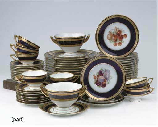 (124) A Hutschenreuther Hohenberg Bavarian porcelain gilt dinner service