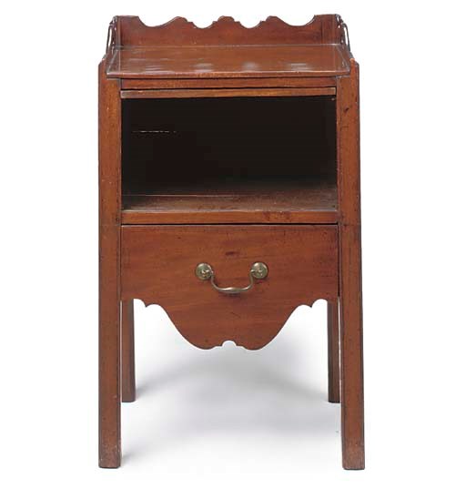 A GEORGE III MAHOGANY TRAY TOP COMMODE