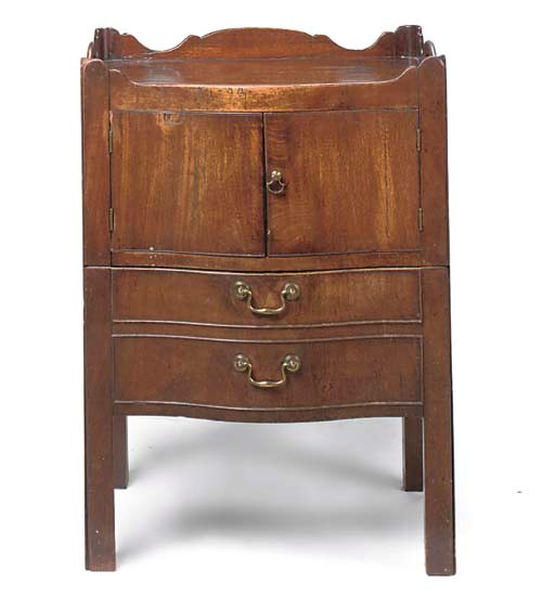 A GEORGE III MAHOGANY SERPENTINE TRAY TOP COMMODE