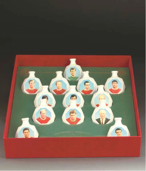 MANCHESTER UNITED F.C.: A BOXED SET OF WHISKY CERAMIC MINIATURES