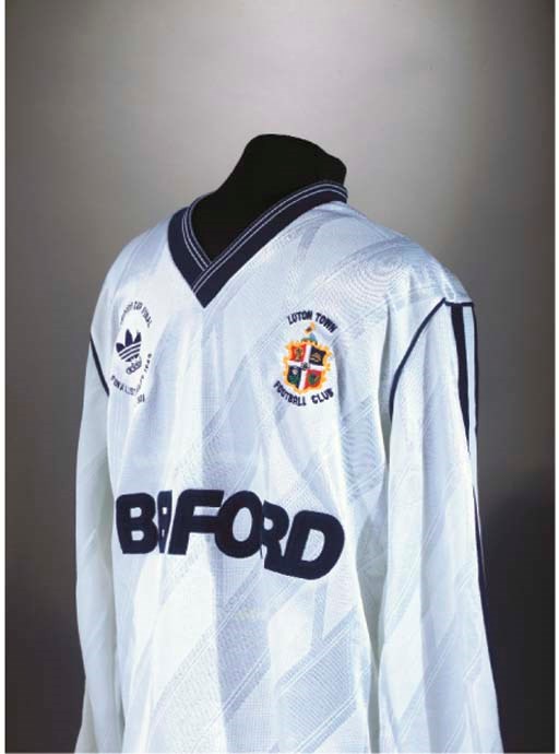 A WHITE AND BLUE LUTON TOWN 1989 LEAGUE CUP FINAL SHIRT