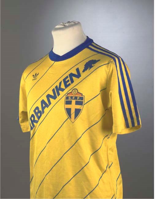 A YELLOW AND BLUE SWEDEN INTERNATIONAL SHORT-SLEEVED SHIRT