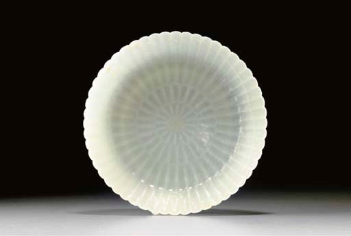 A WHITE JADE CHRYSANTHEMUM BOWL