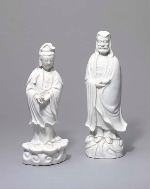DEUX STATUETTES EN PORCELAINE BLANC DE CHINE