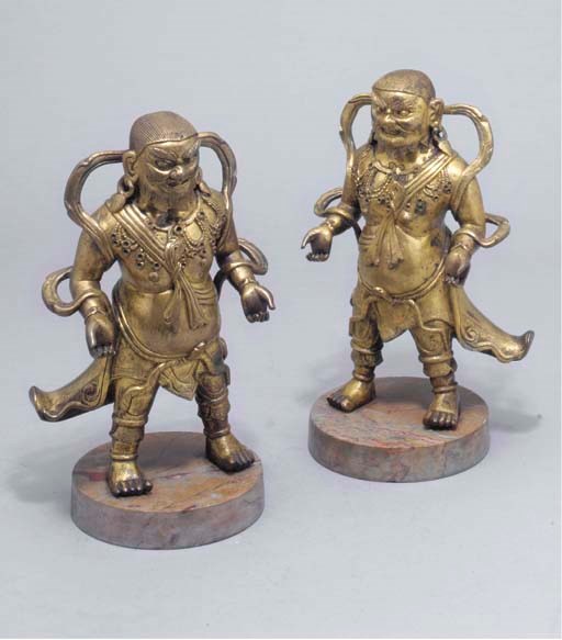 PAIRE DE STATUETTES DE GARDIENS EN BRONZE DORE