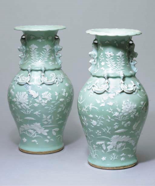 PAIRE DE VASES EN PORCELAINE CELADON