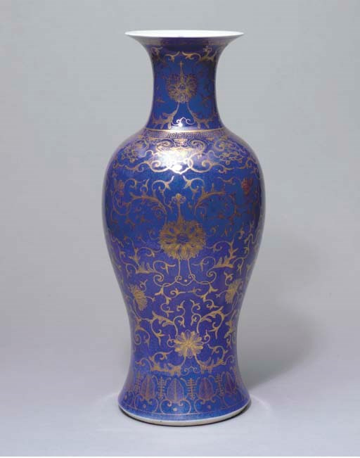 VASE BALUSTRE EN PORCELAINE BLEU POUDRE