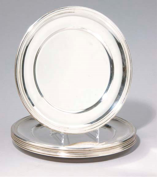 SIX ASSIETTES DE TABLE EN ARGENT