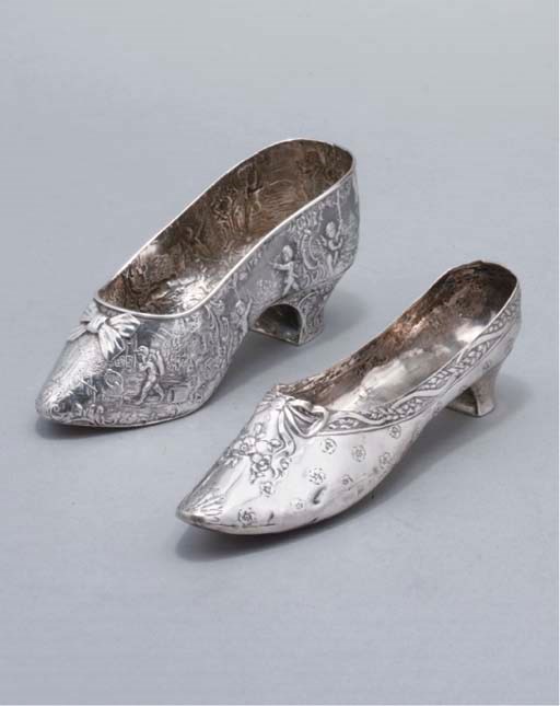 DEUX SOULIERS EN ARGENT