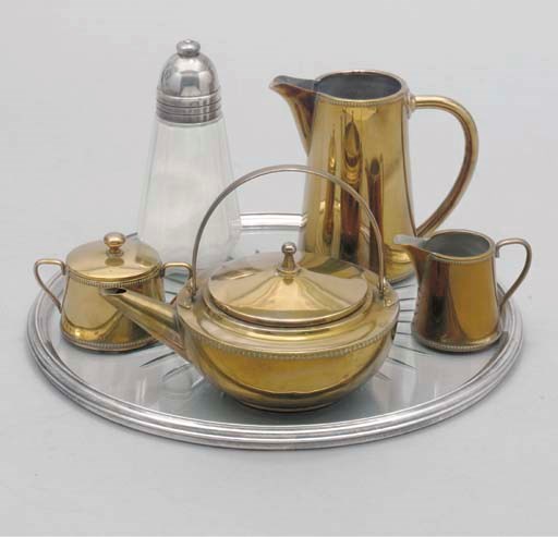 ENSEMBLE DE QUATRE PLATS EN METAL ARGENTE