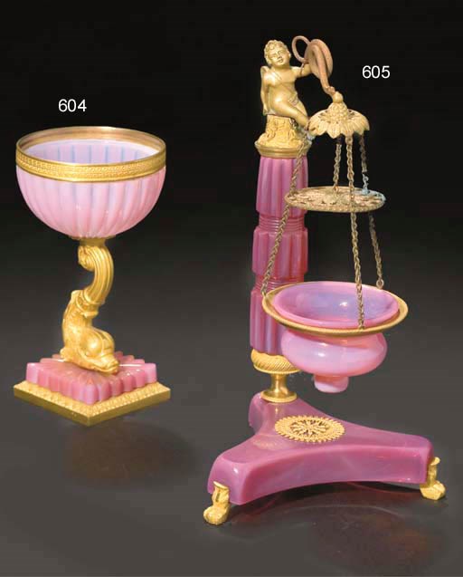 VEILLEUSE EN 'CRISTAL D'OPALE' A MONTURE EN BRONZE DORE DU DEBUT DU XIXEME SIECLE, FRANCE
