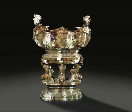 GRANDE VASQUE ET SON SOCLE EN FAIENCE EMAILLEE DE LA FIN DU XIXEME SIECLE, PROBABLEMENT FRANCE