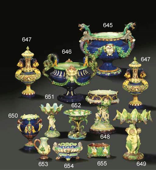 PAIRE DE VASES ET LEUR COUVERCLE EN BARBOTINE DU XIXEME SIECLE