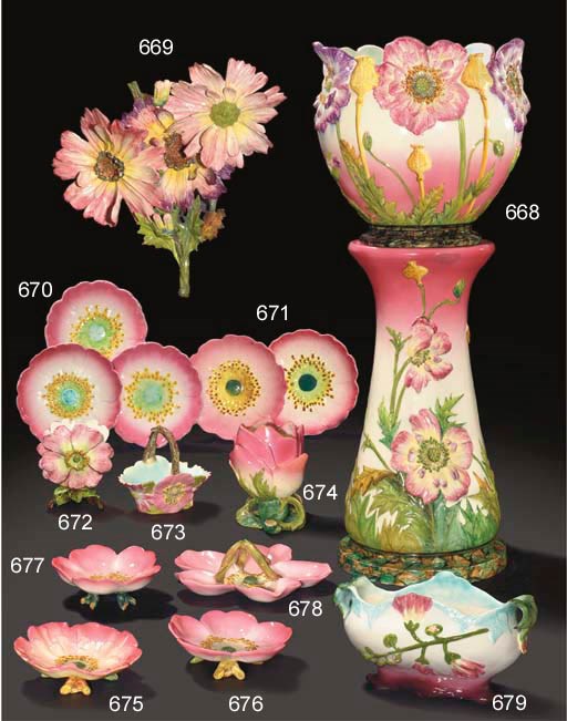GRAND VASE D'APPLIQUE EN FAIENCE OU BARBOTINE DE LA FIN DU XIXEME-DEBUT DU XXEME SIECLE