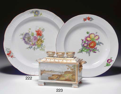 A PORCELAIN SERVING PLATE