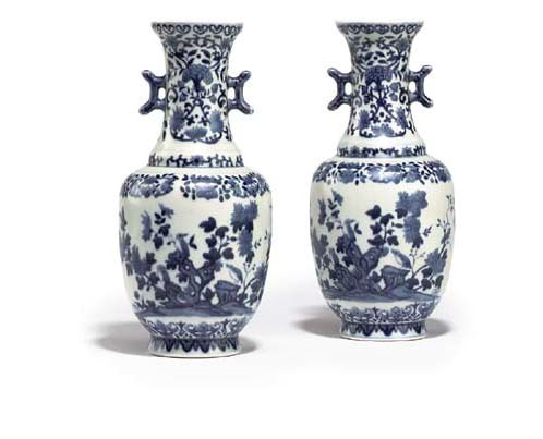 A PAIR OF CHINESE BLUE AND WHITE PORCELAIN VASES