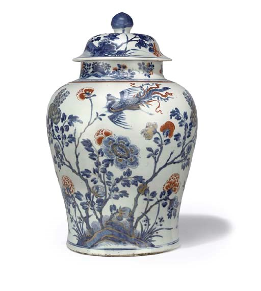 A LARGE CHINESE IMARI-TYPE PORCELAIN BALUSTER JAR AND COVER