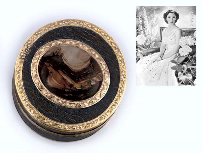 A GOLD-MOUNTED LACQUER BONBONNIERE