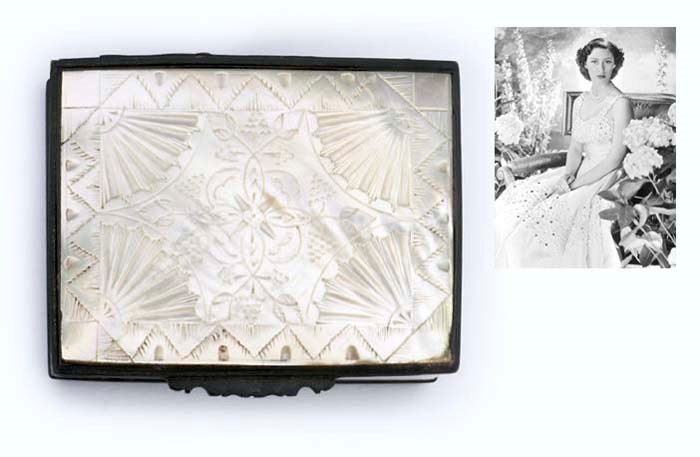 A CONTINENTAL METAL-MOUNTED MOTHER-OF-PEARL SNUFF-BOX