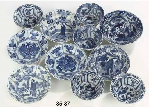 A set of five blue and white 'kraak klapmuts' bowls