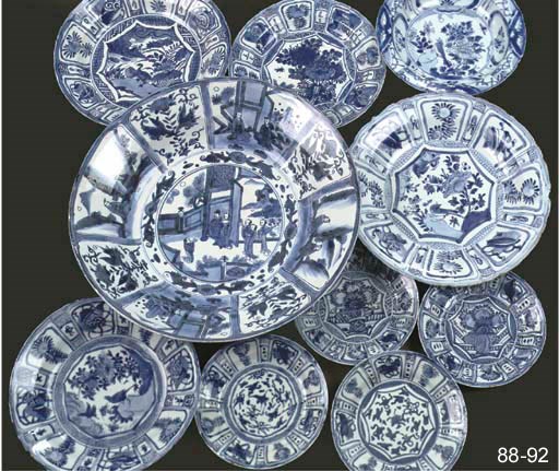 A Transitional blue and white 'kraak porselein' charger