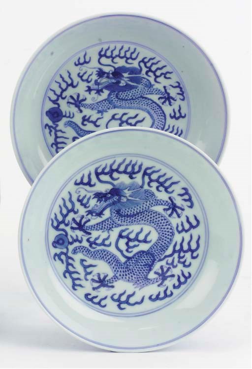 A pair of blue and white bowls