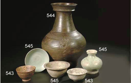 A green-glazed jar, hu